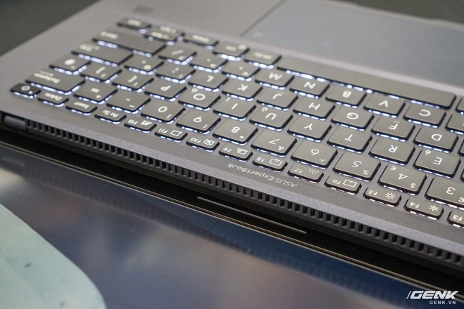Cận cảnh ASUS ExpertBook B9: laptop 14 inch nhưng chỉ nặng hơn 800gr, đạt ti&ecirc;u chuẩn qu&acirc;n đội MIL-STD 810G - Ảnh 7.