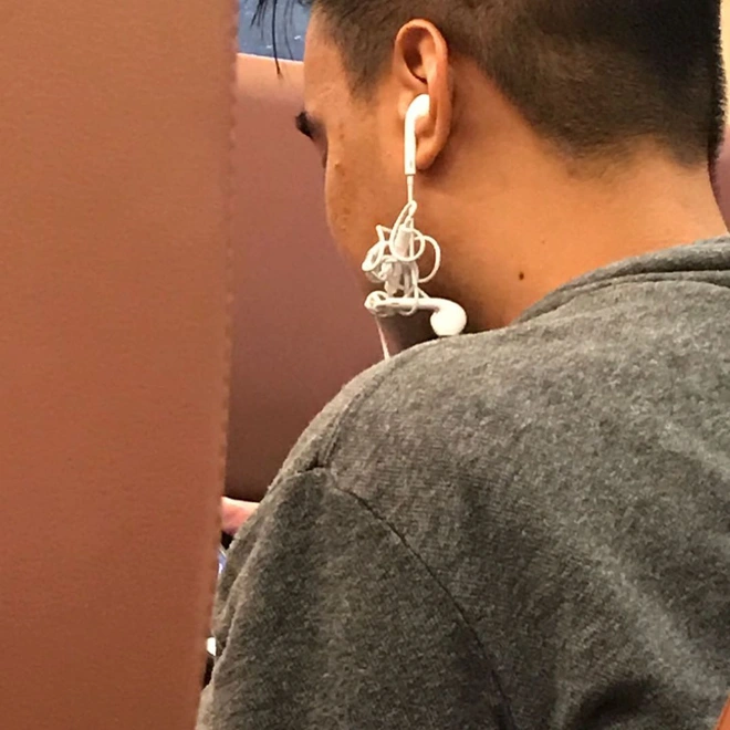 Internet th&iacute;ch th&uacute; với mẫu khuy&ecirc;n tai l&agrave;m từ EarPods bị rối d&acirc;y, c&oacute; gi&aacute; gần 1 triệu đồng - Ảnh 2.