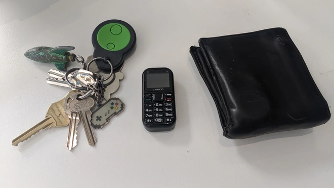 Cận cảnh chiếc điện thoại nhỏ nhất thế giới: c&oacute; m&agrave;n h&igrave;nh 1 inch v&agrave; cả camera, chơi được game xếp h&igrave;nh, rắn săn mồi c&aacute;c kiểu - Ảnh 5.