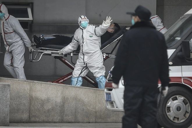 Cảnh b&aacute;o ch&iacute;nh thức từ Trung Quốc: Virus vi&ecirc;m phổi lạ đ&atilde; l&acirc;y từ người sang người, 14 nh&acirc;n vi&ecirc;n y tế đầu ti&ecirc;n nhiễm bệnh - Ảnh 1.