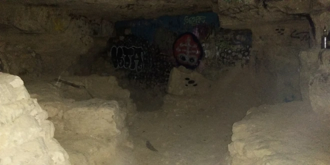 B&iacute; ẩn r&ugrave;ng rợn b&ecirc;n trong hầm mộ m&ecirc; cung Odessa của Ukraine: Bữa tiệc nhỏ đ&ecirc;m giao thừa - Ảnh 5.