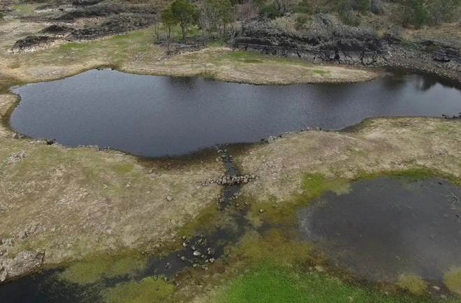 Ch&aacute;y rừng ở &Uacute;c để lộ hệ thống thủy sinh c&oacute; tuổi đời hơn 6 ng&agrave;n năm tuổi của thổ d&acirc;n cổ đại - Ảnh 1.