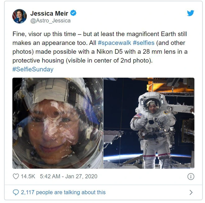Ảnh tự sướng của năm: Phi h&agrave;nh gia chụp ảnh selfie khi đang ngo&agrave;i Vũ trụ bằng Nikon D5 - Ảnh 1.