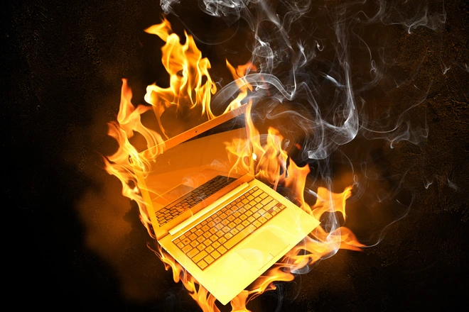 5 sai lầm sửa m&aacute;y t&iacute;nh ngớ ngẩn m&agrave; vẫn c&oacute; người tin s&aacute;i cổ: Buộc pin v&agrave;o d&acirc;y c&aacute;p để tăng tốc độ Internet, hồi sinh ổ cứng bằng c&aacute;ch bỏ v&agrave;o tủ lạnh - Ảnh 7.