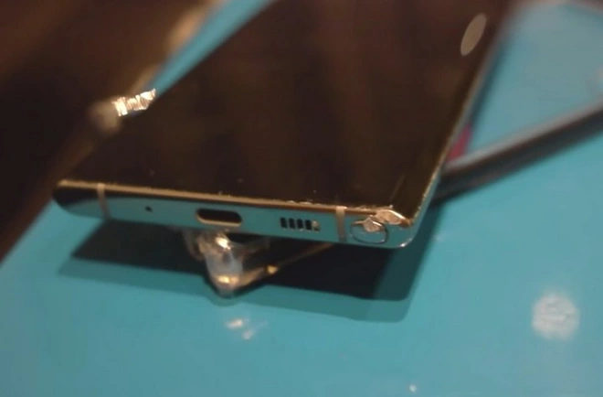 iPhone 11 Pro, Galaxy Note 10 v&agrave; Huawei Mate 30 rơi xuống từ cầu thang cao chục m&eacute;t, chiếc smartphone n&agrave;o sẽ sống s&oacute;t? - Ảnh 3.