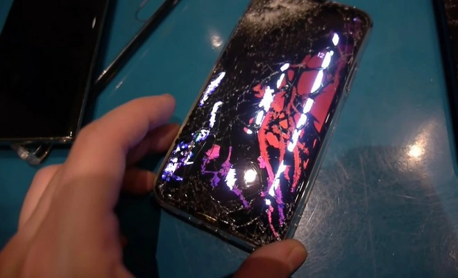iPhone 11 Pro, Galaxy Note 10 v&agrave; Huawei Mate 30 rơi xuống từ cầu thang cao chục m&eacute;t, chiếc smartphone n&agrave;o sẽ sống s&oacute;t? - Ảnh 5.