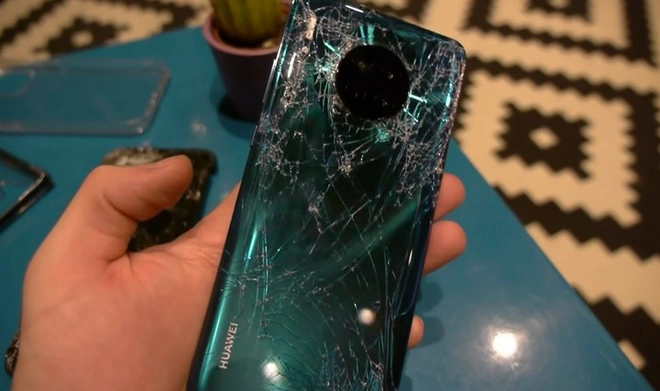 iPhone 11 Pro, Galaxy Note 10 v&agrave; Huawei Mate 30 rơi xuống từ cầu thang cao chục m&eacute;t, chiếc smartphone n&agrave;o sẽ sống s&oacute;t? - Ảnh 8.