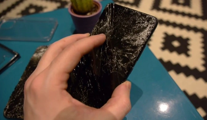 iPhone 11 Pro, Galaxy Note 10 v&agrave; Huawei Mate 30 rơi xuống từ cầu thang cao chục m&eacute;t, chiếc smartphone n&agrave;o sẽ sống s&oacute;t? - Ảnh 7.