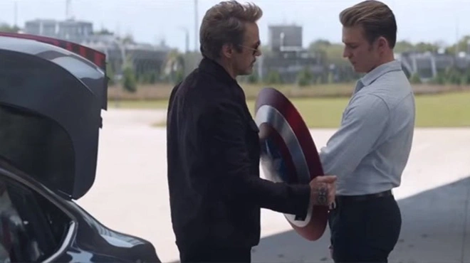 Con g&aacute;i m&agrave;n ảnh của Iron Man l&ocirc;i khi&ecirc;n Captain America ra trượt tuyết, nhất quyết kh&ocirc;ng chịu trả lại cho Marvel - Ảnh 1.