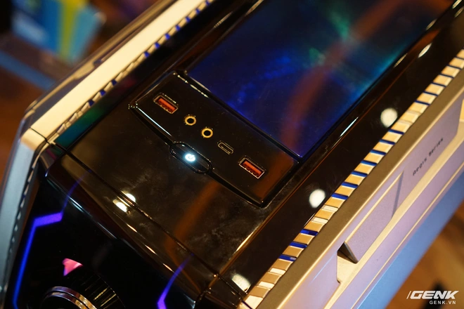 [CES 2020] MSI tr&igrave;nh l&agrave;ng chiếc PC chơi game cực khủng MEG Aegis Ti5 tại CES, nh&igrave;n chẳng kh&aacute;c g&igrave; c&aacute;i đầu Robot - Ảnh 9.