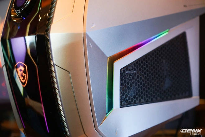 [CES 2020] MSI tr&igrave;nh l&agrave;ng chiếc PC chơi game cực khủng MEG Aegis Ti5 tại CES, nh&igrave;n chẳng kh&aacute;c g&igrave; c&aacute;i đầu Robot - Ảnh 6.