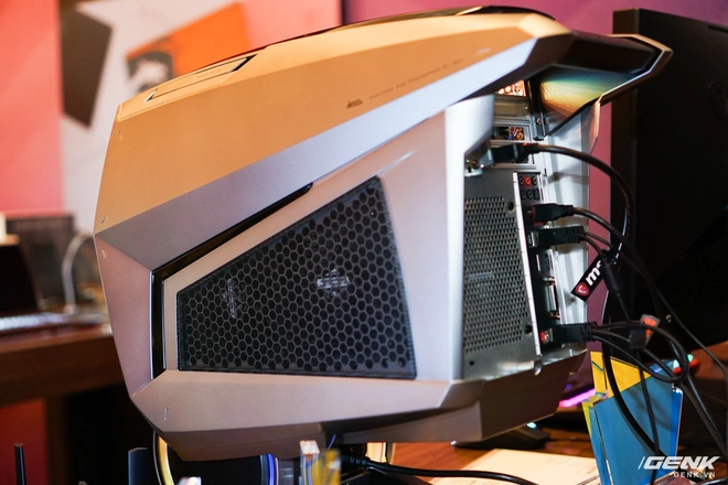 [CES 2020] MSI tr&igrave;nh l&agrave;ng chiếc PC chơi game cực khủng MEG Aegis Ti5 tại CES, nh&igrave;n chẳng kh&aacute;c g&igrave; c&aacute;i đầu Robot - Ảnh 10.