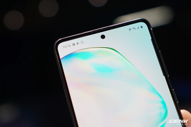 [CES 2020] Tr&ecirc;n tay Galaxy S10 Lite v&agrave; Galaxy Note 10 Lite: Hai thiết bị v&ocirc; c&ugrave;ng kỳ quặc từ Samsung - Ảnh 3.