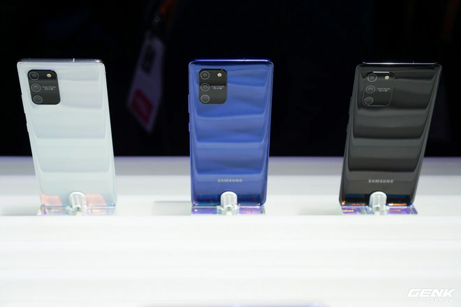 [CES 2020] Tr&ecirc;n tay Galaxy S10 Lite v&agrave; Galaxy Note 10 Lite: Hai thiết bị v&ocirc; c&ugrave;ng kỳ quặc từ Samsung - Ảnh 1.