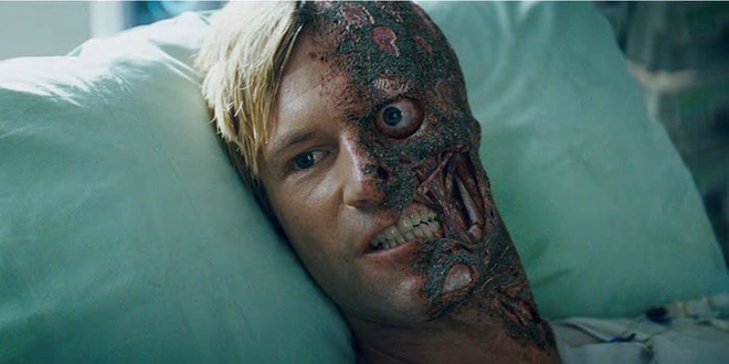 Đ&aacute;ng lẽ Iron Man đ&atilde; chết đau đớn hơn rất nhiều trong Endgame: Nửa gương mặt biến dạng ho&agrave;n to&agrave;n chứ kh&ocirc;ng chỉ bỏng sương sương như bản c&ocirc;ng chiếu - Ảnh 2.