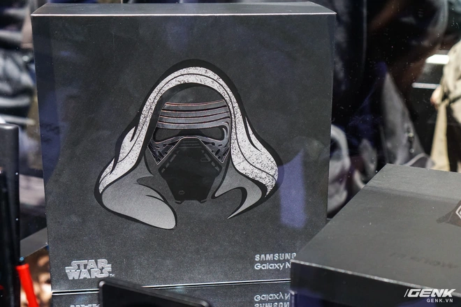 [CES 2020] Cận cảnh Galaxy Note10  phi&ecirc;n bản đặc biệt d&agrave;nh ri&ecirc;ng cho fan Star Wars - Ảnh 1.