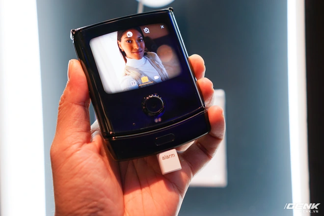 Tr&ecirc;n tay smartphone gập Moto RAZR: Thiết kế chất, kh&ocirc;ng c&oacute; vết nhăn xấu x&iacute; như Galaxy Fold, nhưng cấu h&igrave;nh lại g&acirc;y hụt hẫng - Ảnh 14.