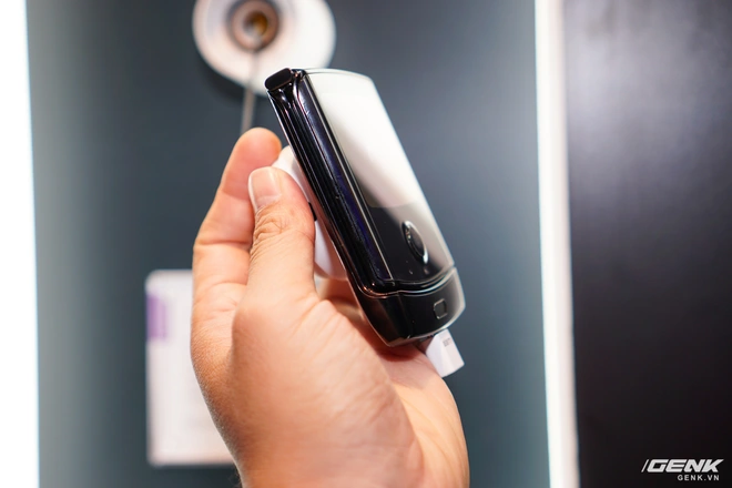 Tr&ecirc;n tay smartphone gập Moto RAZR: Thiết kế chất, kh&ocirc;ng c&oacute; vết nhăn xấu x&iacute; như Galaxy Fold, nhưng cấu h&igrave;nh lại g&acirc;y hụt hẫng - Ảnh 10.