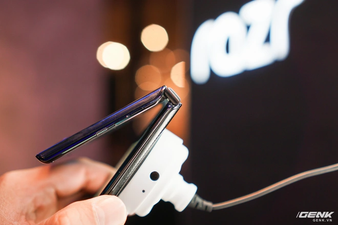 Tr&ecirc;n tay smartphone gập Moto RAZR: Thiết kế chất, kh&ocirc;ng c&oacute; vết nhăn xấu x&iacute; như Galaxy Fold, nhưng cấu h&igrave;nh lại g&acirc;y hụt hẫng - Ảnh 9.