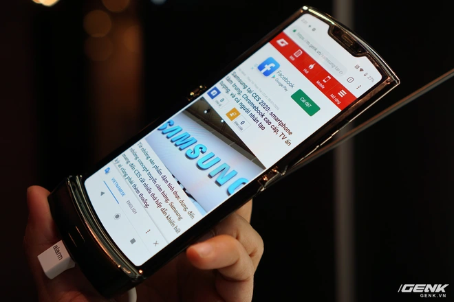 Tr&ecirc;n tay smartphone gập Moto RAZR: Thiết kế chất, kh&ocirc;ng c&oacute; vết nhăn xấu x&iacute; như Galaxy Fold, nhưng cấu h&igrave;nh lại g&acirc;y hụt hẫng - Ảnh 7.