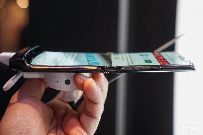 Tr&ecirc;n tay smartphone gập Moto RAZR: Thiết kế chất, kh&ocirc;ng c&oacute; vết nhăn xấu x&iacute; như Galaxy Fold, nhưng cấu h&igrave;nh lại g&acirc;y hụt hẫng - Ảnh 6.
