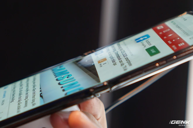 Tr&ecirc;n tay smartphone gập Moto RAZR: Thiết kế chất, kh&ocirc;ng c&oacute; vết nhăn xấu x&iacute; như Galaxy Fold, nhưng cấu h&igrave;nh lại g&acirc;y hụt hẫng - Ảnh 8.