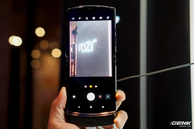 Tr&ecirc;n tay smartphone gập Moto RAZR: Thiết kế chất, kh&ocirc;ng c&oacute; vết nhăn xấu x&iacute; như Galaxy Fold, nhưng cấu h&igrave;nh lại g&acirc;y hụt hẫng - Ảnh 13.