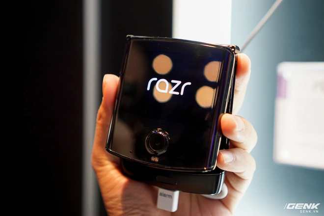 Tr&ecirc;n tay smartphone gập Moto RAZR: Thiết kế chất, kh&ocirc;ng c&oacute; vết nhăn xấu x&iacute; như Galaxy Fold, nhưng cấu h&igrave;nh lại g&acirc;y hụt hẫng - Ảnh 3.