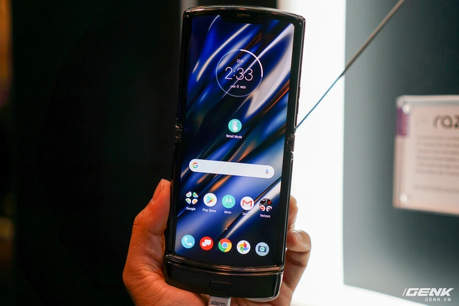 Tr&ecirc;n tay smartphone gập Moto RAZR: Thiết kế chất, kh&ocirc;ng c&oacute; vết nhăn xấu x&iacute; như Galaxy Fold, nhưng cấu h&igrave;nh lại g&acirc;y hụt hẫng - Ảnh 1.