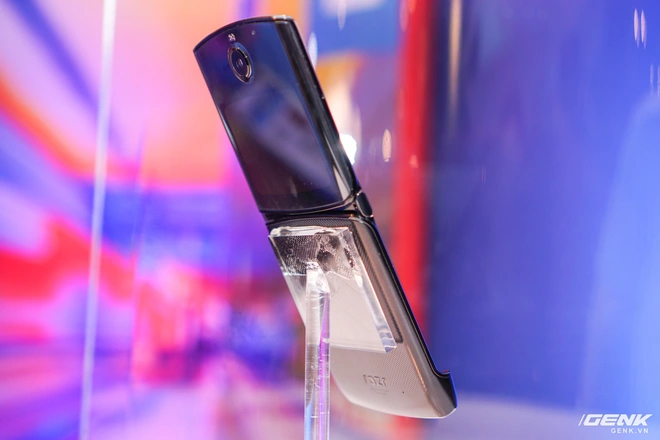 Tr&ecirc;n tay smartphone gập Moto RAZR: Thiết kế chất, kh&ocirc;ng c&oacute; vết nhăn xấu x&iacute; như Galaxy Fold, nhưng cấu h&igrave;nh lại g&acirc;y hụt hẫng - Ảnh 4.