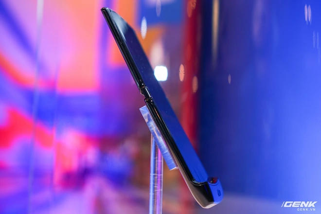Tr&ecirc;n tay smartphone gập Moto RAZR: Thiết kế chất, kh&ocirc;ng c&oacute; vết nhăn xấu x&iacute; như Galaxy Fold, nhưng cấu h&igrave;nh lại g&acirc;y hụt hẫng - Ảnh 5.