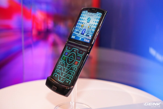 Tr&ecirc;n tay smartphone gập Moto RAZR: Thiết kế chất, kh&ocirc;ng c&oacute; vết nhăn xấu x&iacute; như Galaxy Fold, nhưng cấu h&igrave;nh lại g&acirc;y hụt hẫng - Ảnh 15.