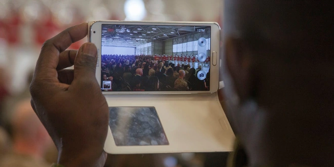 Chụp một tấm selfie giữa l&uacute;c diễn tập, anh t&acirc;n binh phải nhận một b&agrave;i học cả đời kh&ocirc;ng qu&ecirc;n - Ảnh 1.