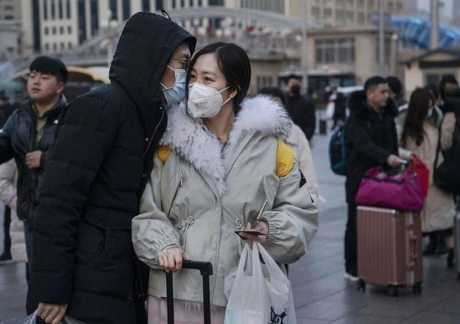 Nữ y t&aacute; Trung Quốc cất trữ 5.800 khẩu trang mua từ Nepal về ph&aacute;t cho người d&acirc;n địa phương - Ảnh 1.