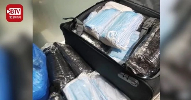 Nữ y t&aacute; Trung Quốc cất trữ 5.800 khẩu trang mua từ Nepal về ph&aacute;t cho người d&acirc;n địa phương - Ảnh 3.