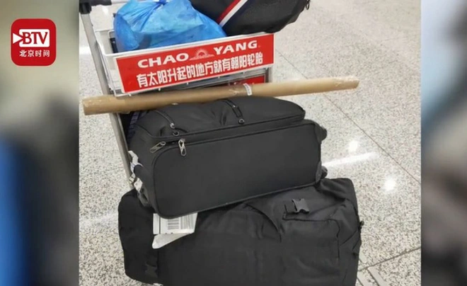 Nữ y t&aacute; Trung Quốc cất trữ 5.800 khẩu trang mua từ Nepal về ph&aacute;t cho người d&acirc;n địa phương - Ảnh 2.