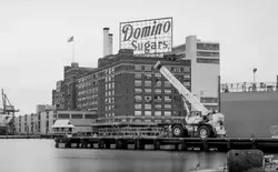 Xem bậc thầy Photoshop dùng Google Street View để xóa chiếc xe cẩu đáng ghét khỏi ảnh