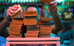 Siêu lạm phát tồi tệ đến mức khó tin ở Venezuela: Giá một lát bánh lên tới 7,8 chữ số, máy cà thẻ không thể đọc được!