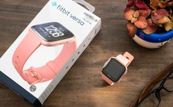 Cận cảnh smartwatch Fitbit Versa hồng nam tính: có tính năng theo dõi chu kỳ kinh nguyệt chị em, giá 5.490.000 VND