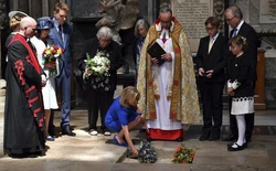 Nhà vật lý thiên tài Stephen Hawking yên nghỉ giữa Darwin và Newton