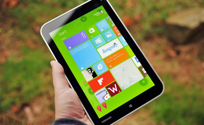 Cận cảnh tablet mini Toshiba Encore chạy Windows 8.1
