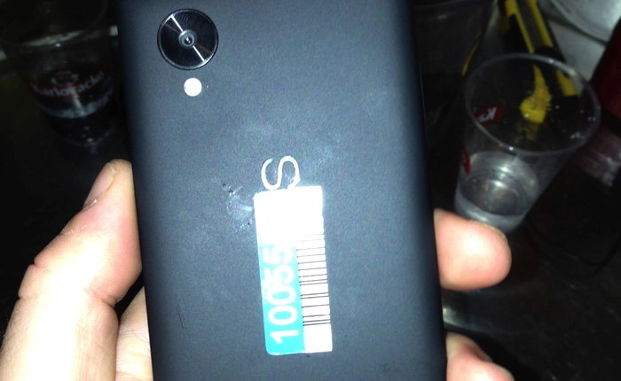 Chuyện thật như đùa, Nexus 5 bị phát hiện tại quán bar