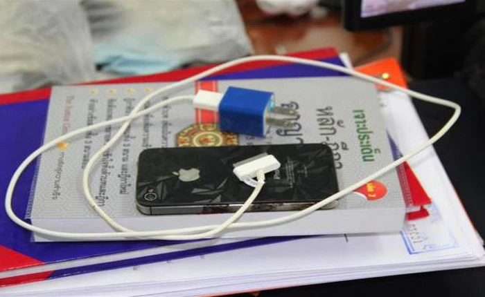 Tử vong ngay trên sàn nhà vì dùng iPhone 4s với sạc "lởm"