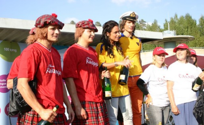 Giải tỏa ức chế bằng cuộc thi ném điện thoại