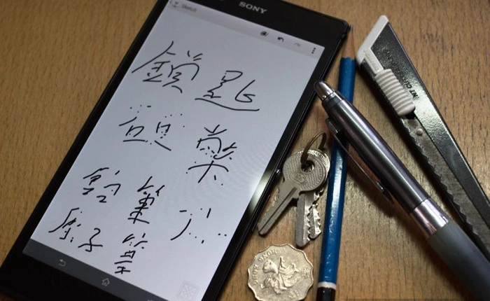 Thử điện thoại màn hình siêu lớn với đồng xu, bút và dao