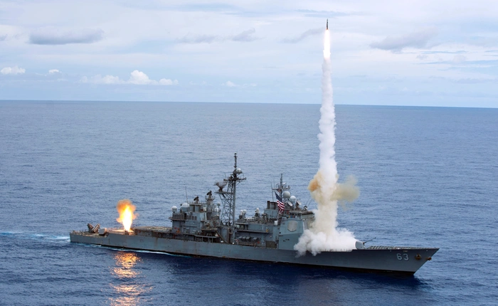 Tàu chiến Mỹ - Trung suýt đâm nhau ở Biển Đông