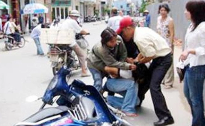 Cướp trắng trợn laptop ngay trên tay người dùng tại TP.HCM