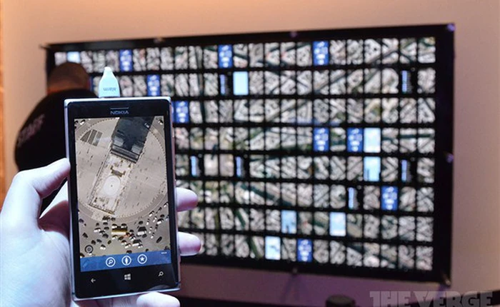 Ngắm màn hình khủng được tạo thành từ 200 smartphone Lumia 820