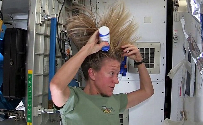 Mô tả quá trình gội đầu trên vũ trụ