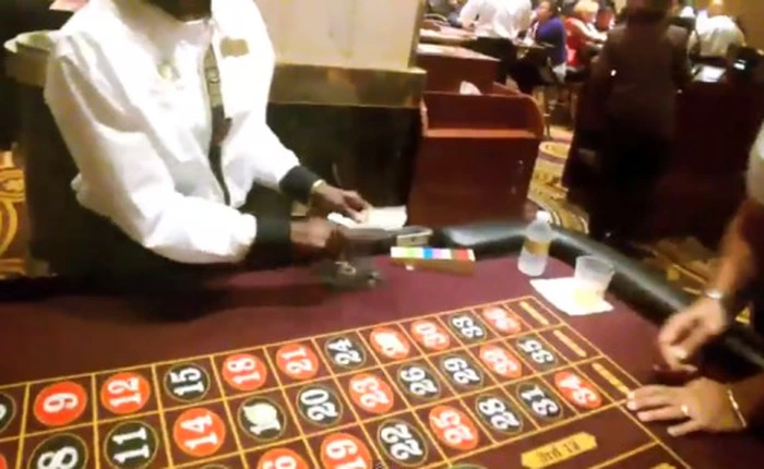 Mang "kính viễn tưởng" Google Glass đi quay video trong sòng bạc